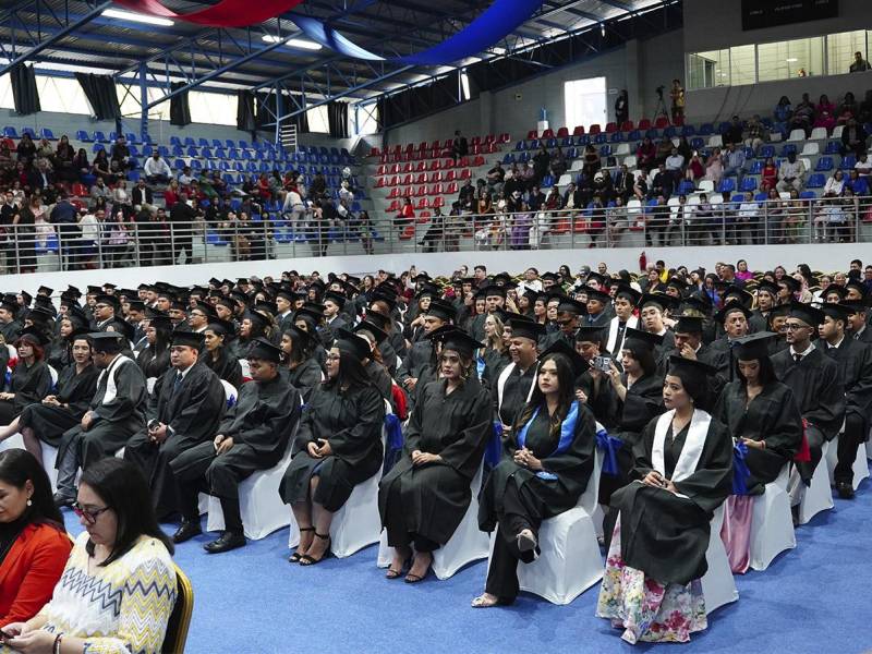 CEUTEC entregó al país 330 nuevos profesionales, esta ceremonia se llevó a cabo el pasado viernes 13 de diciembre.