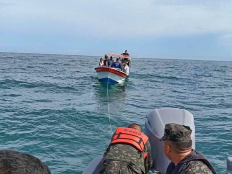 Momento en que la Naval socorría a los ocupantes de la lancha.