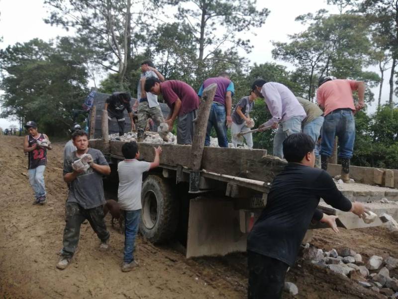 En ocasiones los pobladores y autoridades locales se unen para restaurar un poco la carretera ante las emergencias del municipio.