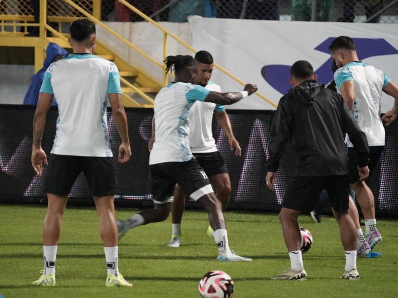 La H ya se encuentra en los calentamientos previo al pitazo inicial para medirse frente a México en el Estadio Morazán.