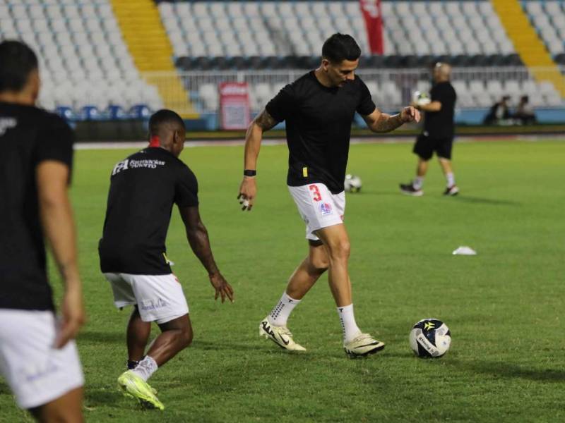 Jugadores del Olimpia calientan previo al choque ante UPNFM.