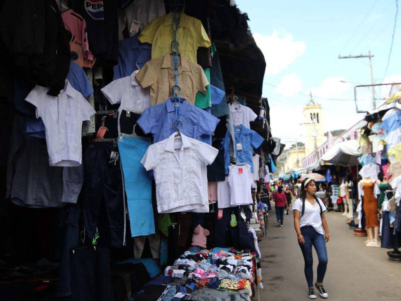 os mercados de Comayagüela y Tegucigalpa se surten con uniformes y zapatos para la época escolar.