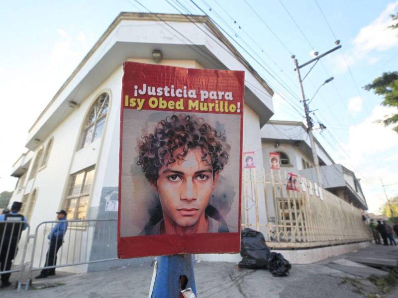 En el segundo día de la audiencia inicial contra los tres acusados por el homicidio de Isy Obed, la espera se hizo larga y agotadora. Durante la madrugada de este domingo, el proceso aún continuaba en desarrollo.