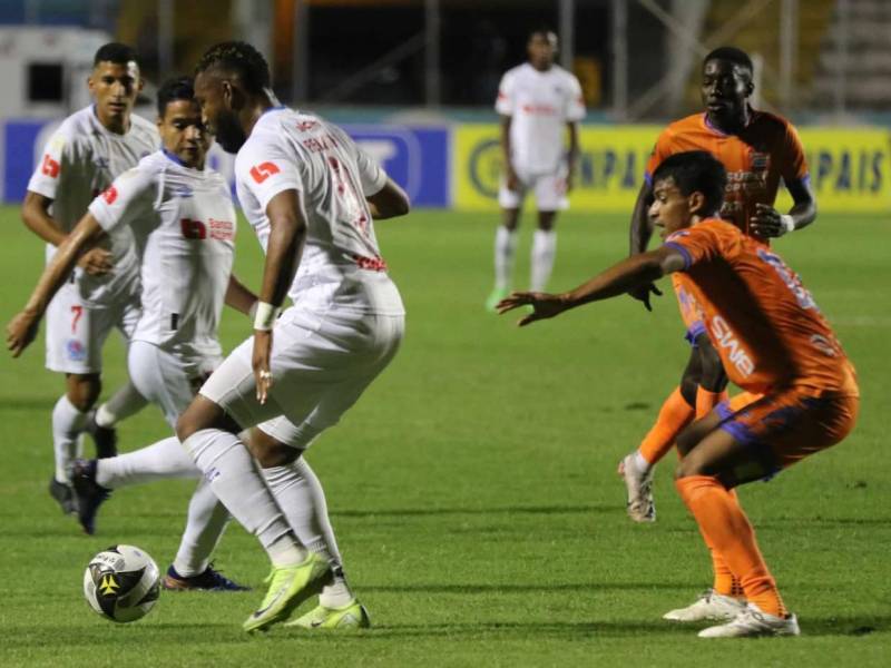 Olimpia domina el partido, todavía no le hace daño a los Lobos UPNFM.