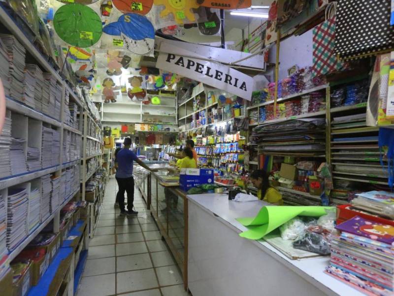 Algunos padres de familia desde ya están llegando a las tiendas a comprar los útiles que sus hijos utilizarán durante el año escolar.