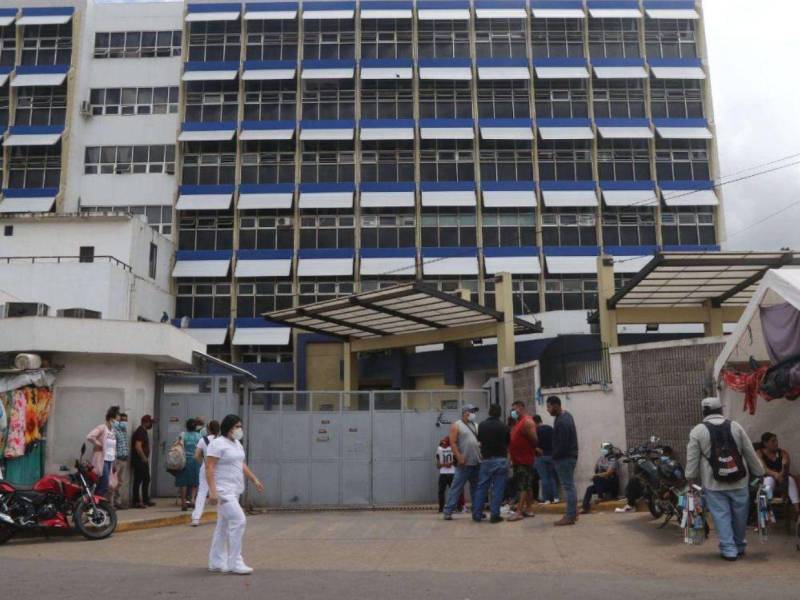 El Hospital Escuela, el principal centro asistencial del país, es el único que queda con horarios normales.