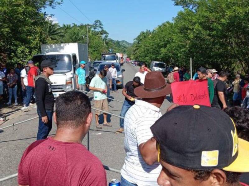 El lunes, decenas de coloneños se tomaron la carretera CA-13, en Sonaguera, exigiendo al gobierno el desarme.