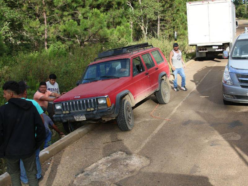 Todos los días se encuentran carros accidentados o varados debido al mal estado de la carretera.