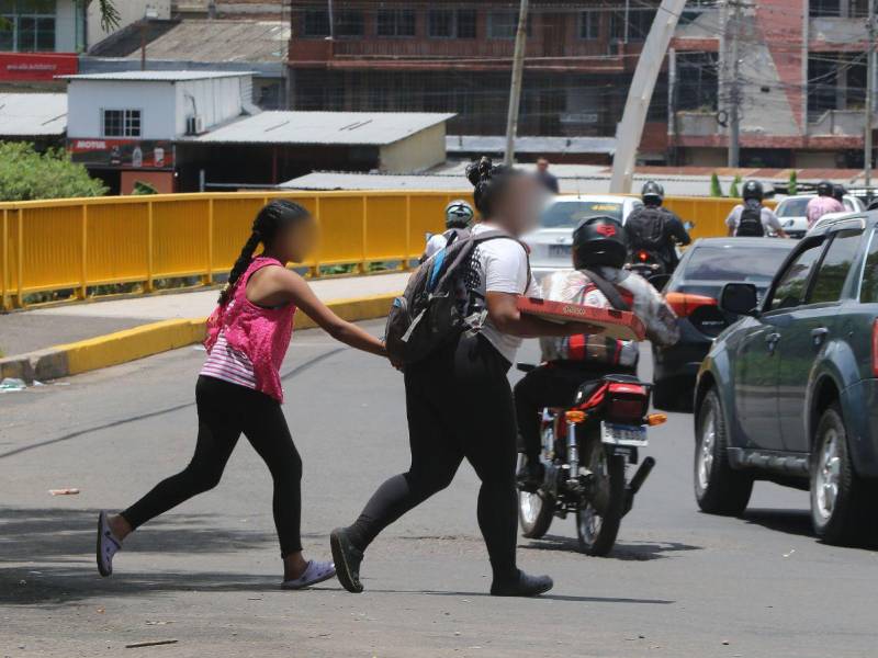 A menudo también se enfrentan a los peligros de la calle, como ser atropelladas mientras venden dulces.