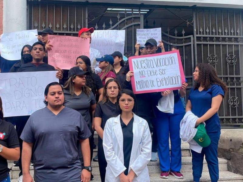 Frente a la Sesal, estudiantes de medicina de la Unicah denuncian suspensión de beca