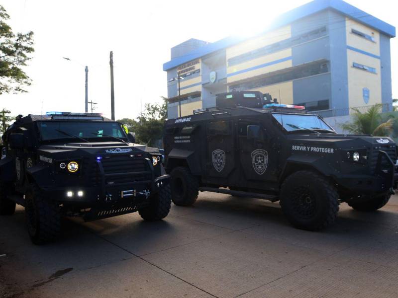 Desde la Jefatura Policial de Catacamas, Olancho, sale el comisario Nolasco con todos sus equipos especiales.