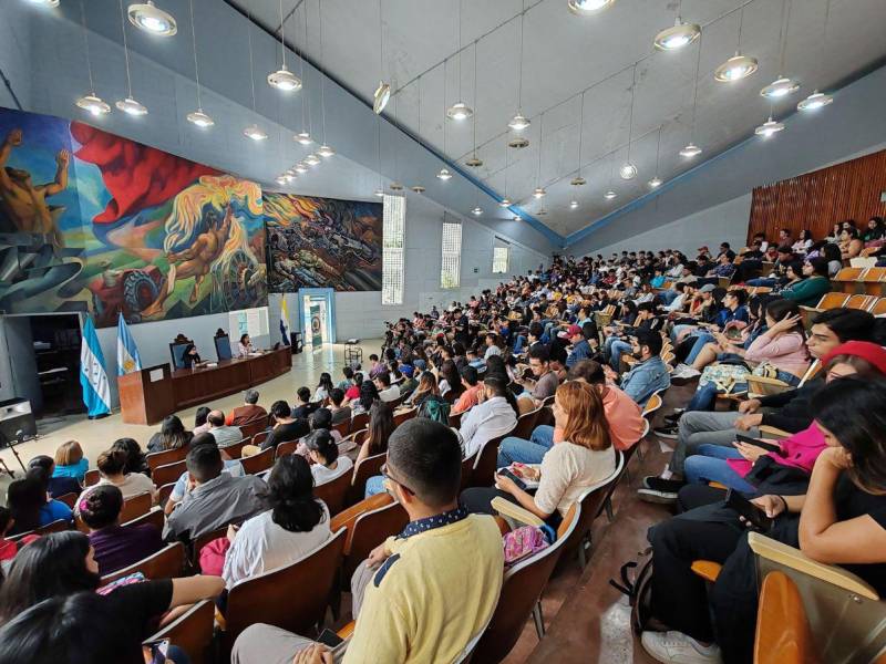 Como antesala a la apertura del Doctorado en Comunicación, la profesora de la Universidad de La Plata, Argentina, Eva Ayelen Sidun, brindó una conferencia sobre temas de relevancia.