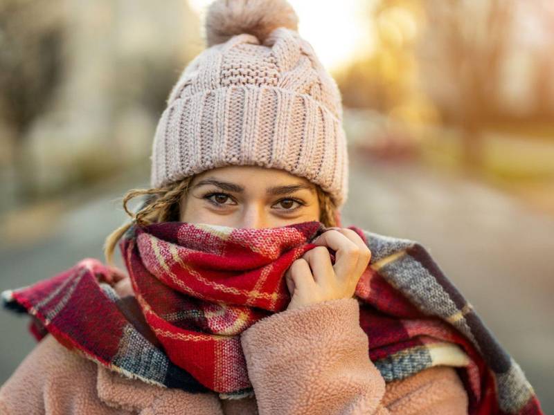 Abrigarse bien es preciso cuando las temperaturas bajan, lo mismo que utilizar ropa más ligera pero protectora cuando suben. Recuerde que la ropa húmeda puede provocar infecciones respiratorias.