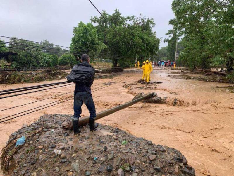 Decenas de familias en la zona atlántica del país quedaron incomunicadas por las inundaciones provocadas por la tormenta tropical Sara.