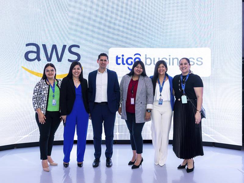 Asistentes a la conferencia que brindó Tigo Business junto a AWS.