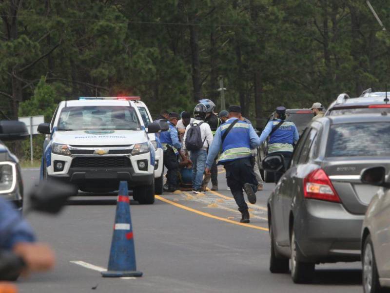 El conductor que presuntamente habría ocasionado el accidente en la aldea Las Moras, en Zambrano, fue detenido por las autoridades y refugiado en una patrulla para protegerlo de un posible ataque, pero eso no funcionó.