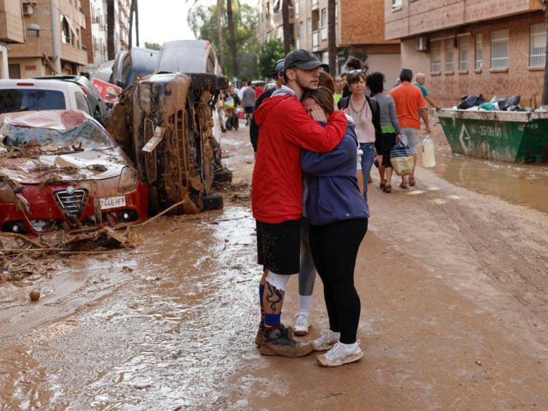 La comunidad de Valencia intenta recuperarse de la peor DANA del siglo en España. Dos personas se abrazan y se consuelan en medio de los trágicos escenarios que ha dejado el fenómeno meteorológico.