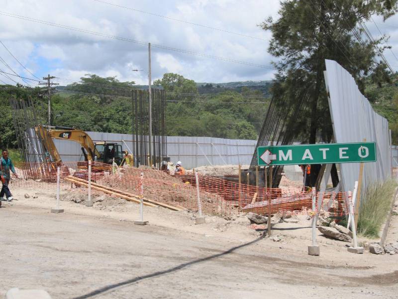 Las gigantescas columnas que sostendrán la estructura del puente ya se están edificando.