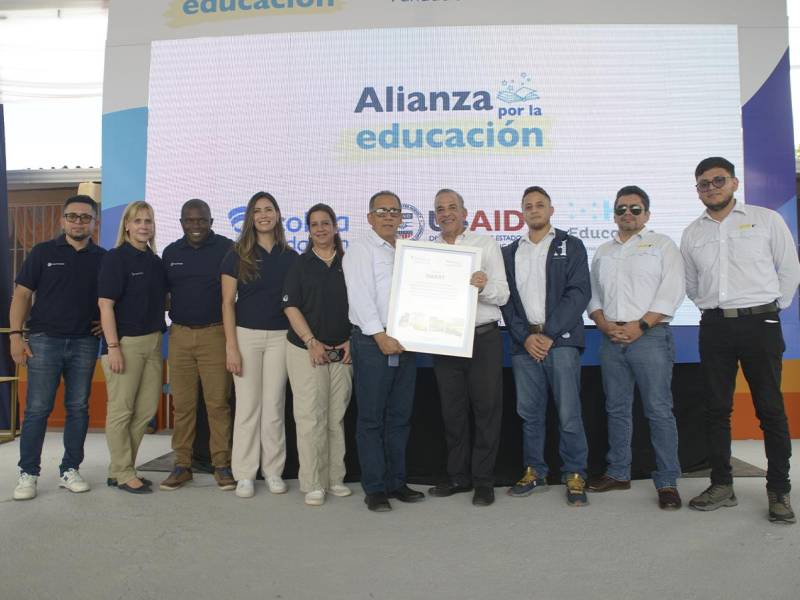 Representantes de Fundación Ficohsa, USAID y la Secretaría de Educación durante la inauguración del proyecto que beneficiará a miles de niños.