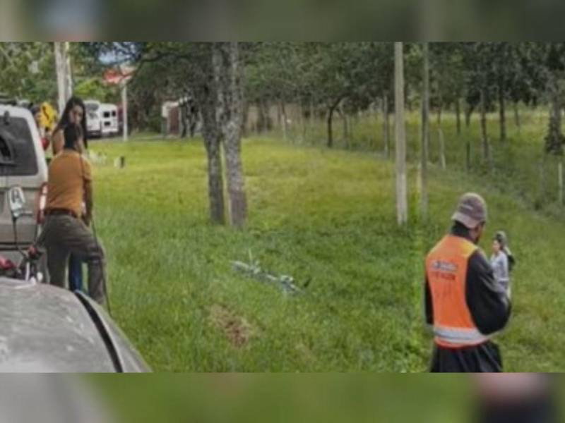 Los cuerpos quedaron a la orilla de la carretera.