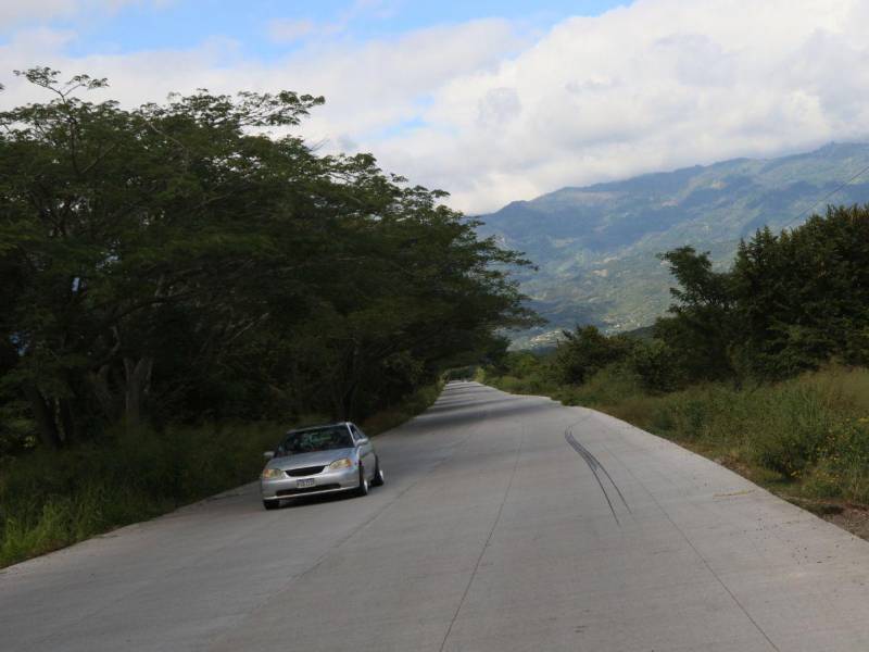 De Jesús de Otoro a Siguatepeque ya está fundida la carretera con concreto hidráulico, pero no está señalización.