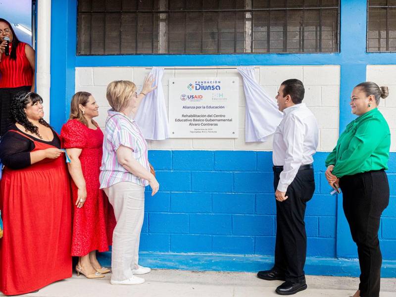 Autoridades de Fundación Diunsa, USAID y la comunidad educativa durante la develación de la placa conmemorativa en el Centro de Educación Básica Álvaro Contreras.