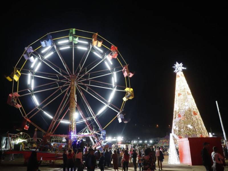 Un gigantesco árbol de varios metros adorna la plaza, también juegos mecánicos y emprendedores.