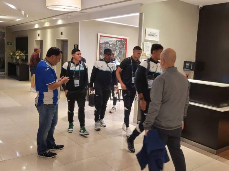 La Selección de Honduras se traslada ya el Estadio Nemesio Diez.