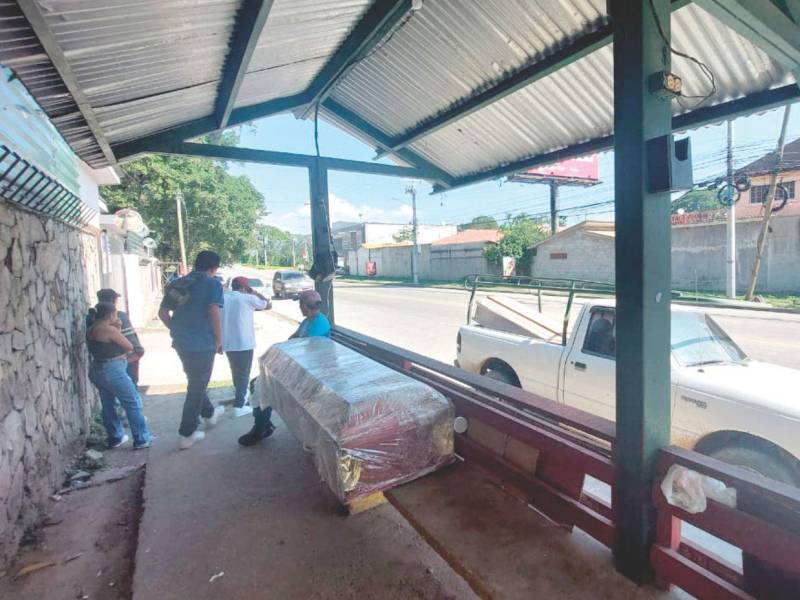 Familiares de Jimmy Samuel Alvarado Pérez y Darwin Fabricio Martínez Reyes retiraron ayer los cuerpos de la morgue sampedrana.