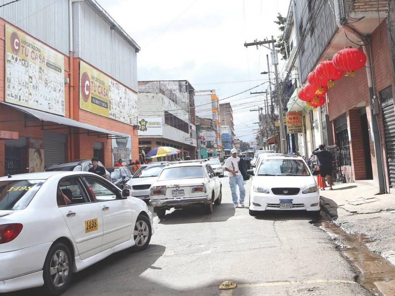 Los mercados capitalinos están siendo invadidos por grandes tiendas chinas que ofrecen variedad de productos que los hondureños pueden comprar al por mayor y al detalle.