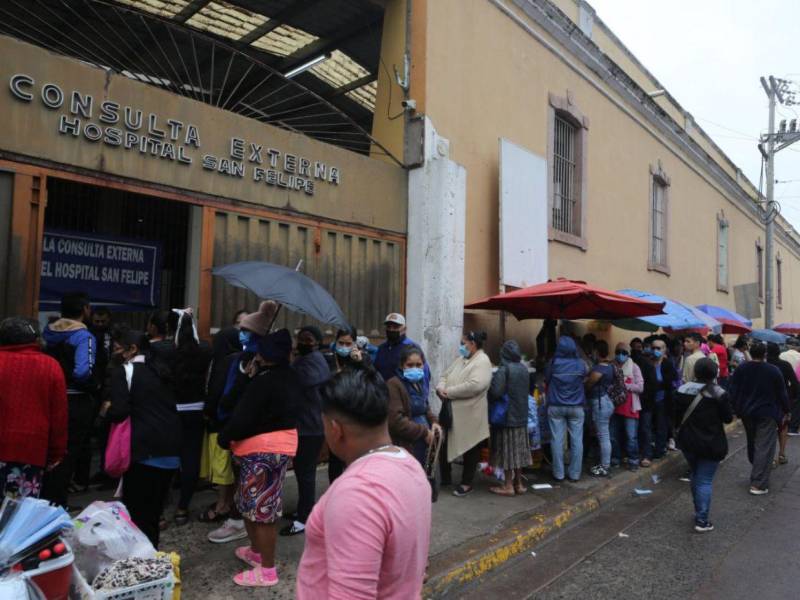 Así lucieron las largas filas en las afueras del hospital desde tempranas horas de este lunes.