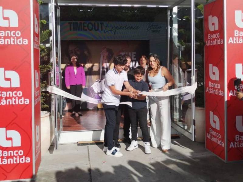 Ejecutivos e invitados de Time Out Bristro, Café &amp; Shop y la familia realizaron el tradicional corte de cinta con el cual queda inaugurado este nuevo concepto.