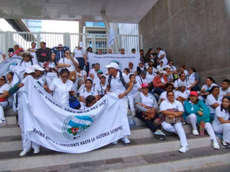 Enfermeras auxiliares de Honduras anuncian protestas y abandono de áreas críticas en caso de no llegar a acuerdo con Salud.