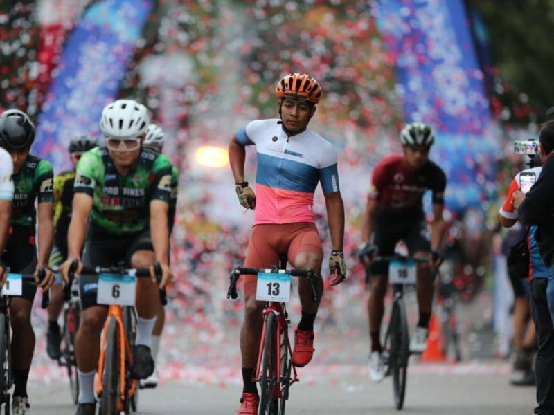 Tegucigalpa se llenó de emoción este domingo 24 de noviembre con el inicio de la decimotercera edición de la Vuelta Ciclística de EL HERALDO.