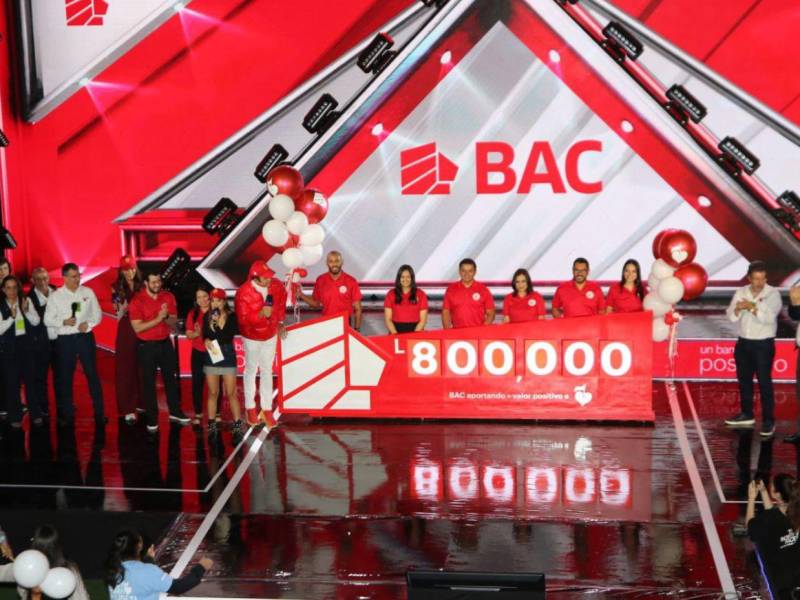 BAC Honduras desde temprano llegó a realizar su donativo de 800 mil lempiras.