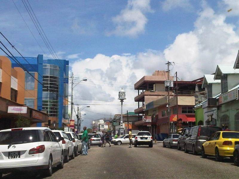 Lisa Morris y sus hijos, de 6 y 25 años, estaban en su residencia en Arima al momento que sucedió la tragedia, donde solo logró sobrevivir el padre de los pequeños.