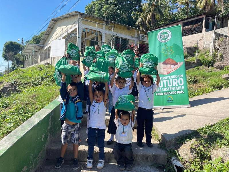 Los niños del Jardín Rafael Pineda Ponce recibieron kits escolares.