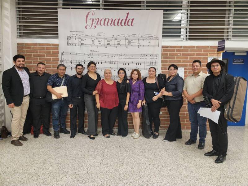 Los estudiantes, que están próximos a egresar, también fueron acompañados por algunos de sus maestros. En la imagen: Josué Orellana, Luis Cerna, Óscar Salgado, Kevin Posada, Keila Henríquez, Any Matamoros, Lupita Zúniga, Heydi Colindres, Katerin Córdoba, Ángela Ávila, Franklin Fajardo y Daniel Obando.