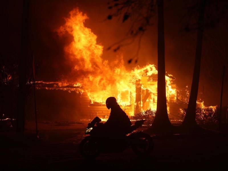 Una casa en llamas durante los incendios en Palisades , California, Estados Unidos.