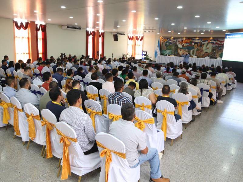 Los docentes de diferentes centros educativos de nivel medio y superior llenaron el salón Eliseo Pérez Cadalso de la UPNFM.