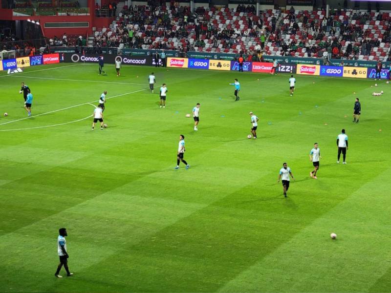 La Bicolor haciendo su entreno en el césped del Estadio Nemesio Diez.