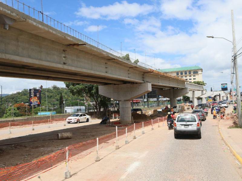 El puente elevado sobre la rotonda del bulevar Juan Pablo II toma forma.