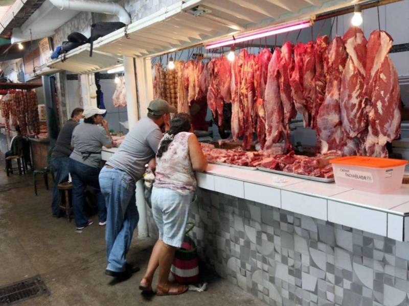 En la Feria del Agricultor de Villa Nueva se mantiene el precio de la carne de cerdo entre 60 y 65 lempiras la libra para el consumidor final.