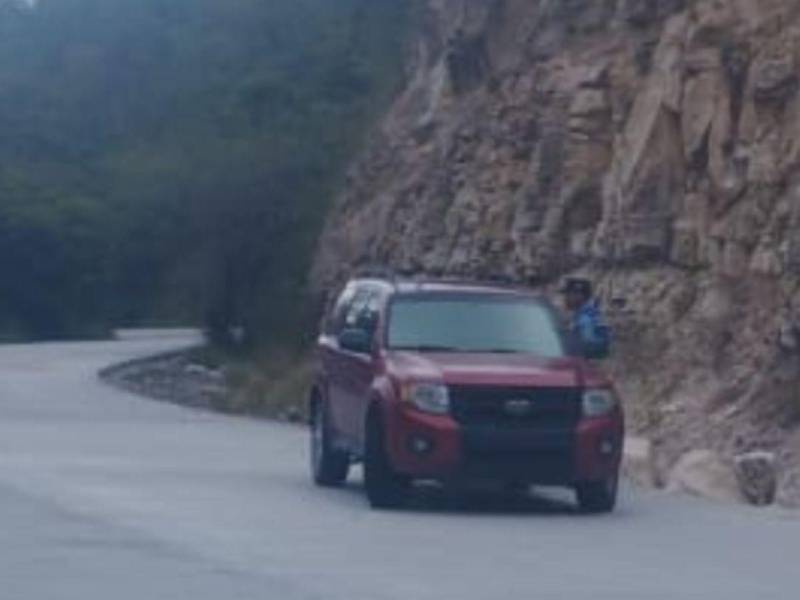 Este es el carro que conducía el policía al momento del ataque de los malvivientes.