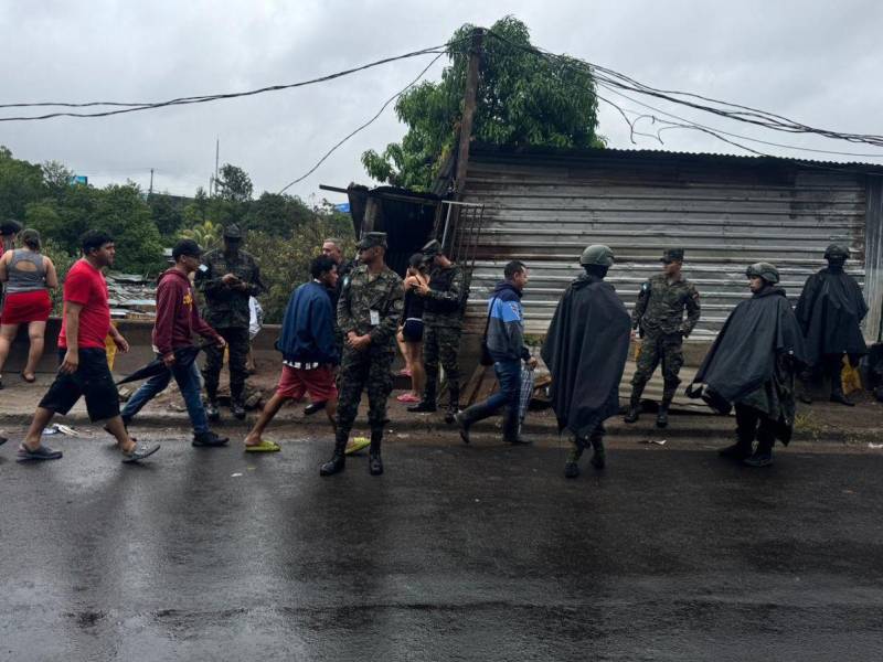 Elementos de las Fuerzas Armadas llegaron a la zona de las colonias Betania y Las Brisas para ayudar con las evacuaciones.