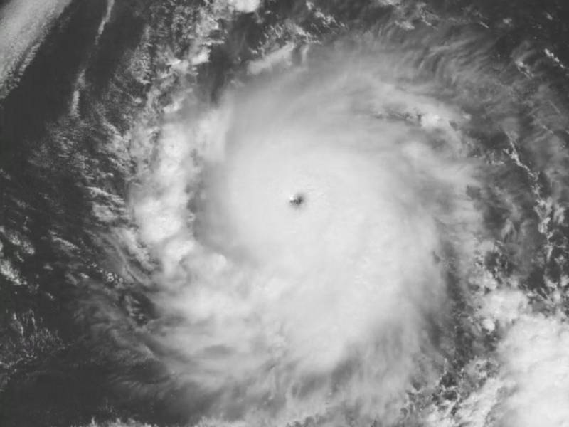 Huracán Kristy se intensifica hasta categoría 4 mientras se aleja de México