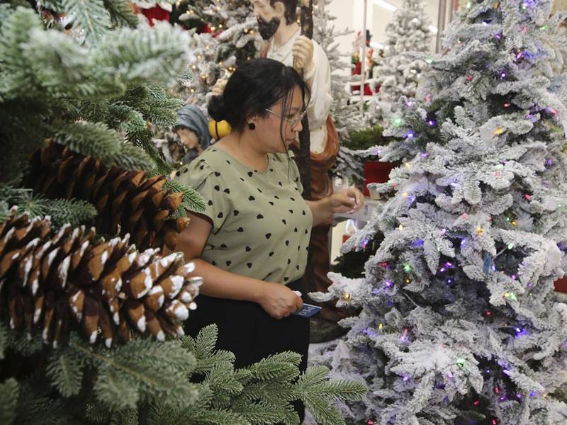 Los invitados exploran las propuestas decorativas de Diunsa para la Navidad 2024.