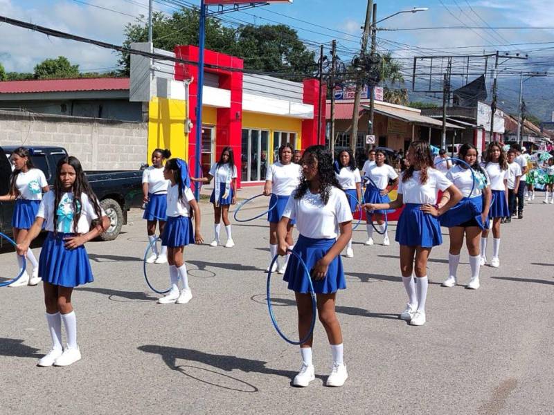 Centros educativos del Valle Abajo desfilan y dirigen el programa especial.