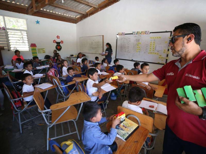 En diversos barrios y colonias donde hay una escuela o un jardín de niños llegan cuadernos para los más necesitados.