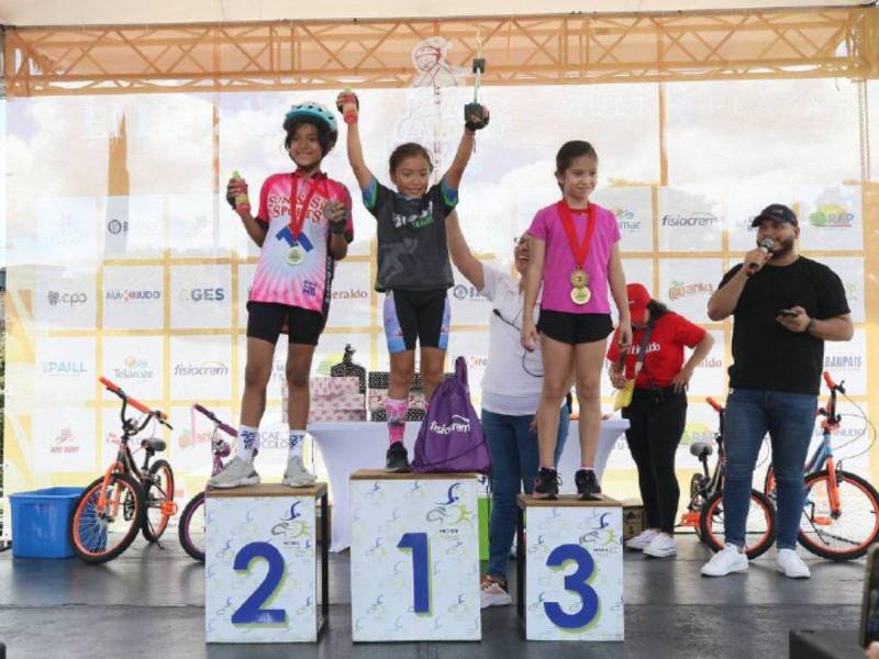 Después de varias vueltas por la pista hasta llegar a la meta, tres niños de cada categoría fueron premiados por su esfuerzo en la décima edición de la Vuelta Ciclística Infantil de EL HERALDO. A continuación los mejores momentos de la condecoración.